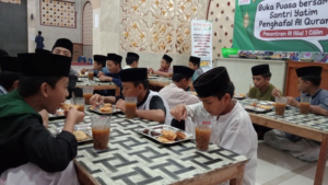Hangatnya Suasana Buka Bersama Puasa Hari Ke-10 Ramadhan Santri Pesantren Al Hilal 1 & 3
