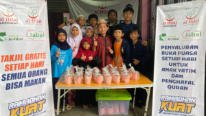 Hari Ke-15 Ramadhan Santri Yatim Penghafal Al Quran Tetap Semangat Bagikan Takjil Gratis Untuk Masyarakat