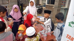 Hari Ke-15 Ramadhan Santri Yatim Penghafal Al Quran Tetap Semangat Bagikan Takjil Gratis Untuk Masyarakat