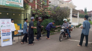 Hari Ke-15 Ramadhan Santri Yatim Penghafal Al Quran Tetap Semangat Bagikan Takjil Gratis Untuk Masyarakat