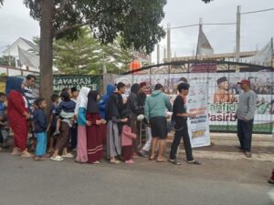 Hari Keempat Ramadhan, Pesantren Al Hilal Istiqomah Bagikan Takjil Gratis Untuk Masyarakat Sekitar Pondok