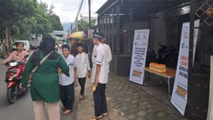 Hari Keempat Ramadhan, Pesantren Al Hilal Istiqomah Bagikan Takjil Gratis Untuk Masyarakat Sekitar Pondok