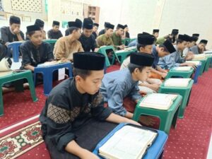 Santri Pesantren Al Hilal Cililin dan Panyileukan Menutup Kegiatan Malam Jumat dengan Yasinan dan Doa Bersama