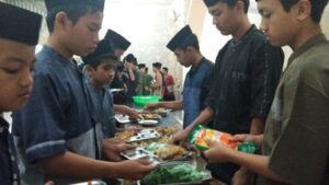 Suasana Buka Puasa Bersama Santri Pesantren Al Hilal Cililin dan Panyileukan