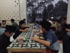 Suasana Buka Puasa Bersama Santri Pesantren Al Hilal Cililin dan Panyileukan