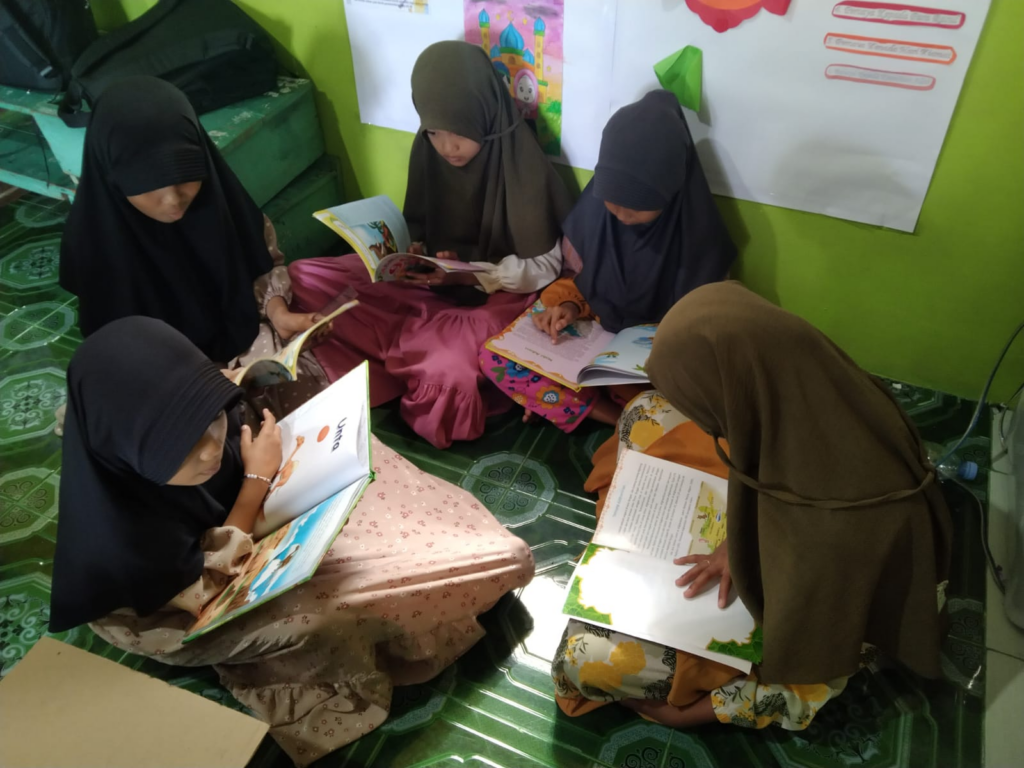 Wakaf Quran, Buku Islam, hingga Iqra Telah Sampai ke Tangan Saudara Muslim di Kalimantan Selatan