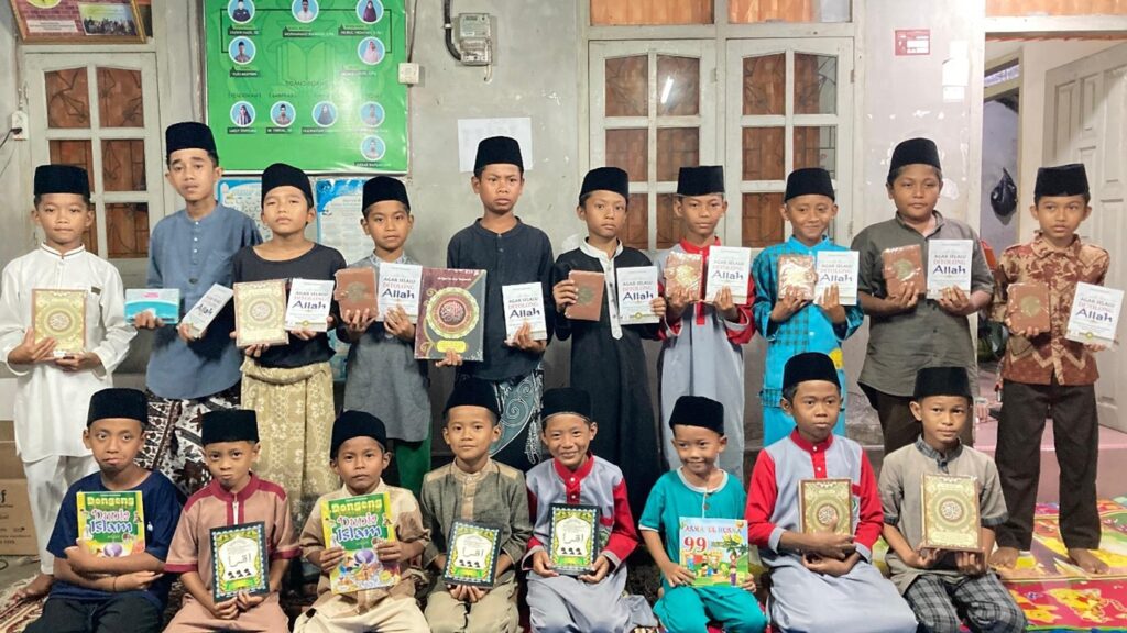 Mushaf Quran, Iqra dan Buku-buku Islam Telah Diterima Saudara Muslim di Lombok Timur