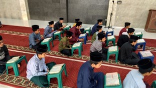 Halaqoh Tahfidz dan Tahsin Subuh Membuka Kegiatan Senin Pagi Santri Pesantren Al Hilal 1 Cililin