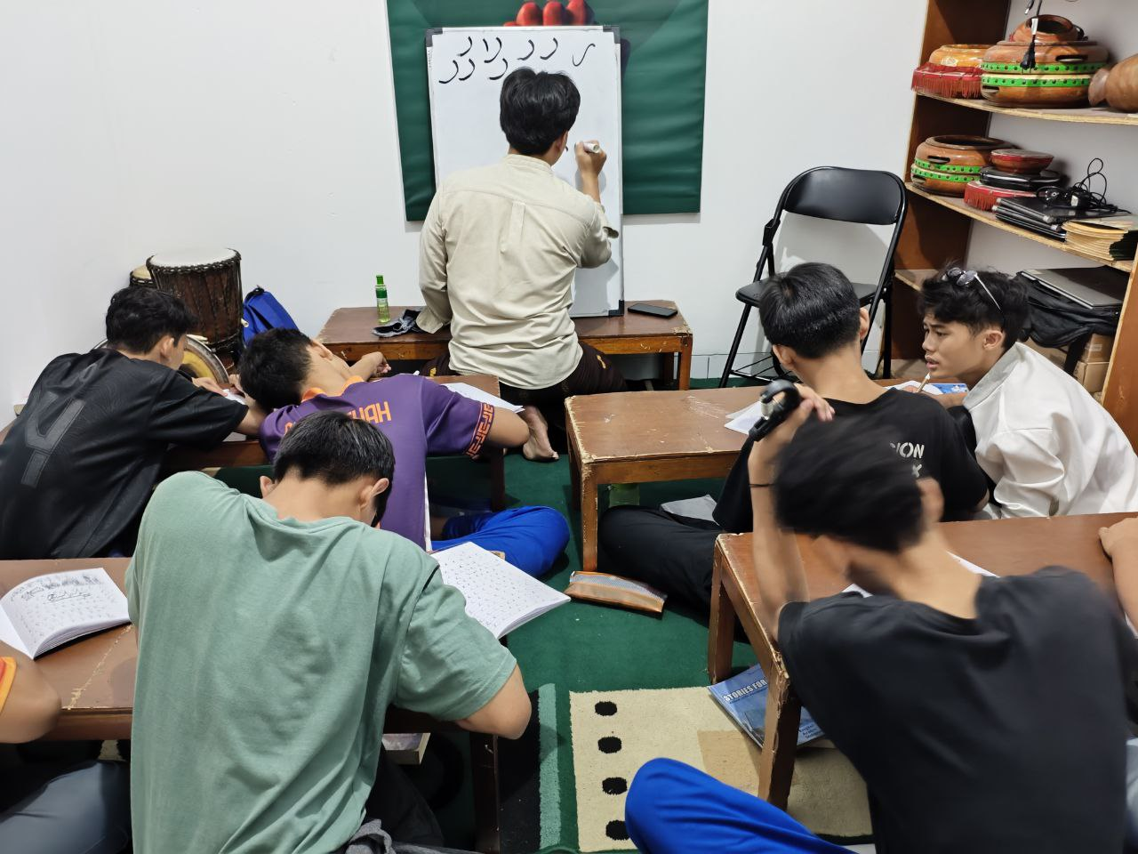 Asah Kreativitas Santri Kelas XI Pesantren Al Hilal 3 Cipadung Terus Belajar Menulis Khot Kaligrafi