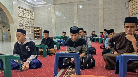 Halaqah Tahfidz dan Tahsin Subuh Awali Jumat Pagi Santri Pesantren Al Hilal