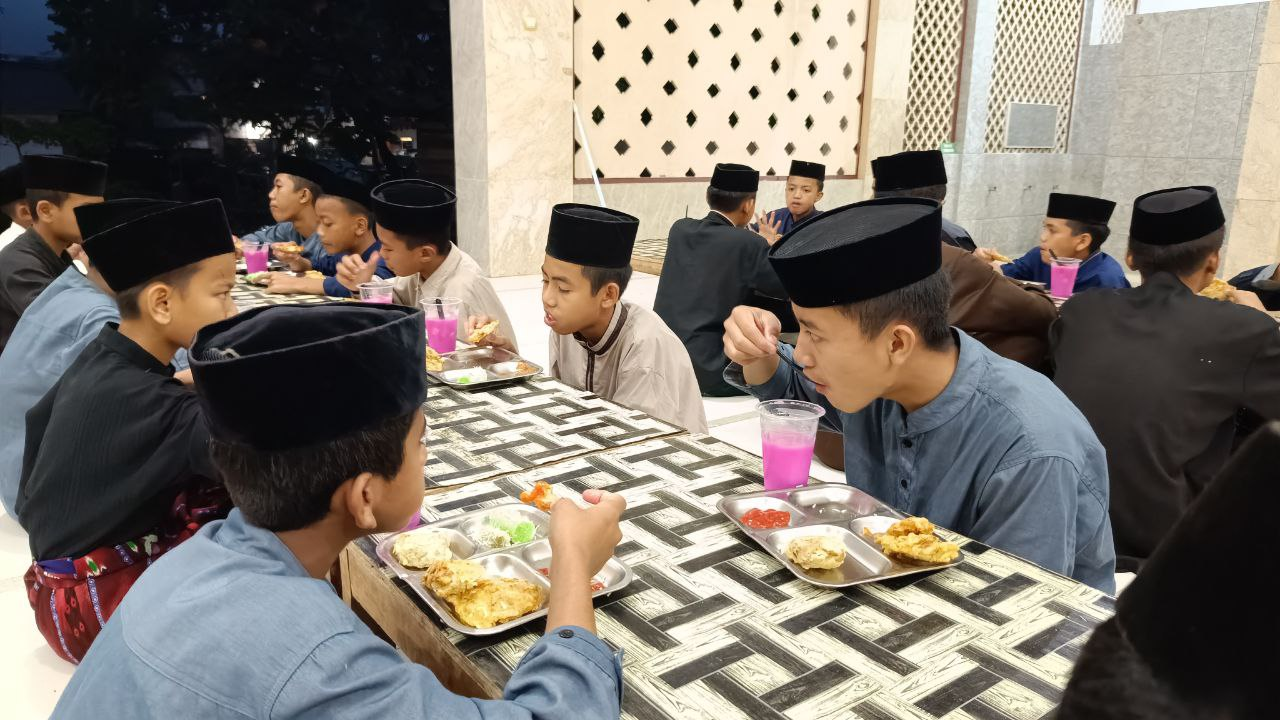 Kegiatan Rutin Buka Puasa Bersama Santri Pesantren Al Hilal