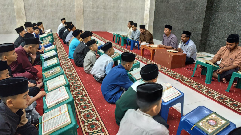 Malam Jumat! Inilah Suasana Yasinan dan Doa Bersama Santri Pesantren Al Hilal