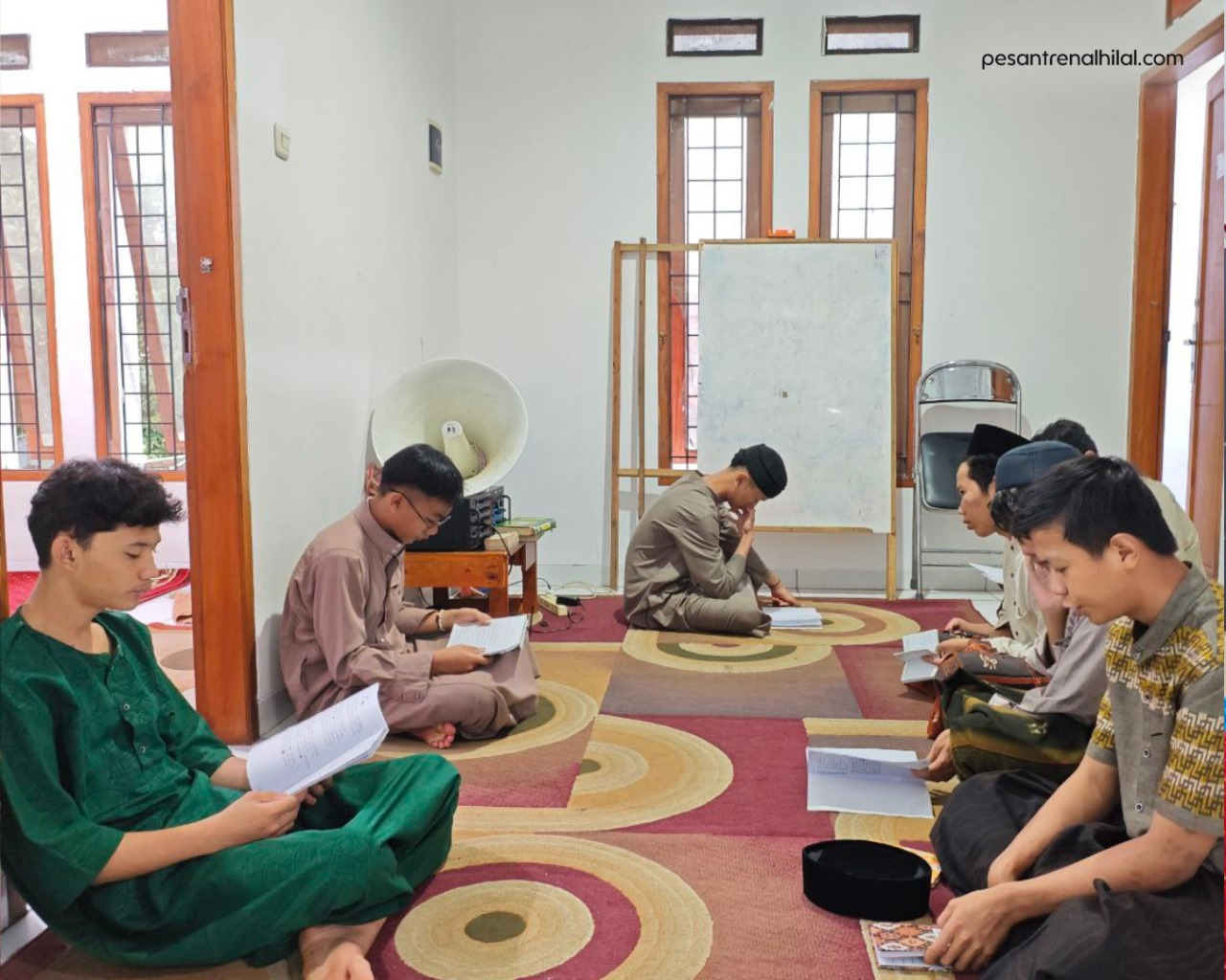 Suasana Semangat Santri Kelas XI Pesantren Al Hilal 3 Cipadung dalam Kegiatan Hifdz Al Mufrodat