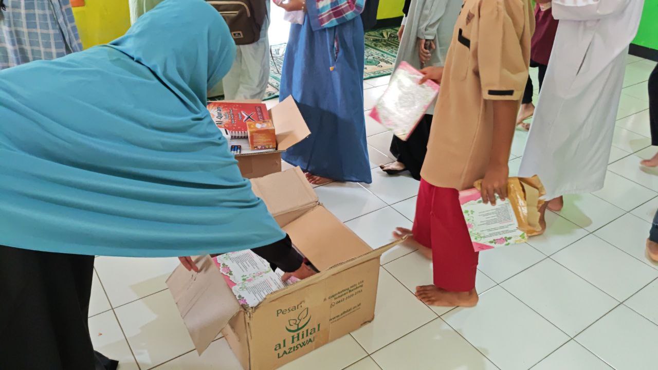 Wakaf Quran Braille dan Speaker Telah Disalurkan kepada Santri Penghafal Quran Tunanetra di Sumedang