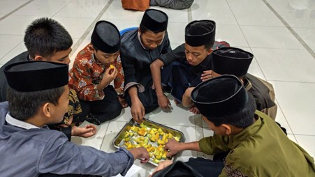 Alhamdulillah, Nikmatnya Makan Buah Mangga Hasil Panen Sendiri!