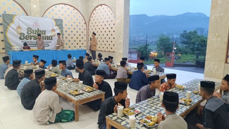 Buka Puasa Sunnah Santri Yatim dan Dhuafa Penghafal Quran Pesantren Al Hilal Terus Istiqomah Dilaksanakan