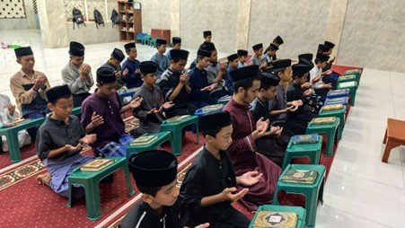 Santri Yatim dan Penghafal Quran di Pesantren Al Hilal Rutin Gelar Yasinan dan Doa Bersama di Malam Jum’at