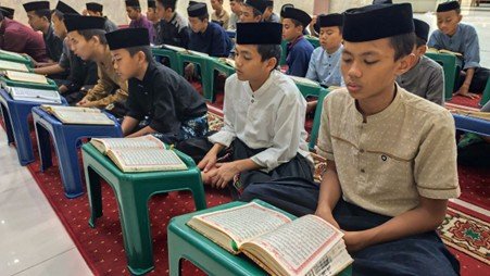 Santri Yatim dan Penghafal Quran di Pesantren Al Hilal Rutin Gelar Yasinan dan Doa Bersama di Malam Jum’at