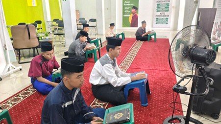 Suasana Murajaah Santri Pesantren Al Hilal Jenjang SMA