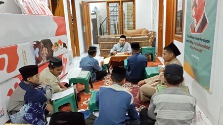 Suasana Kajian Kitab Kuning Kasyifatus Saja Pesantren Al Hilal 3 Cipadung