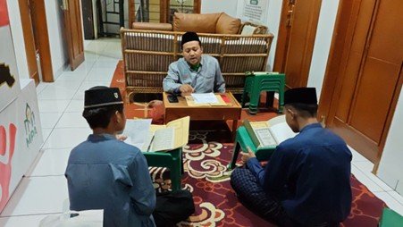 Suasana Kajian Kitab Kuning Kasyifatus Saja Pesantren Al Hilal 3 Cipadung