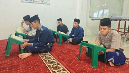 Bangun Generasi Qurani, Santri SMA Pesantren Al Hilal Semangat Ikuti Halaqah Tahfidz Setiap Hari