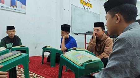 Halaqah Subuh Tradisi Penuh Makna Untuk Memulai Hari di Pesantren Al Hilal!