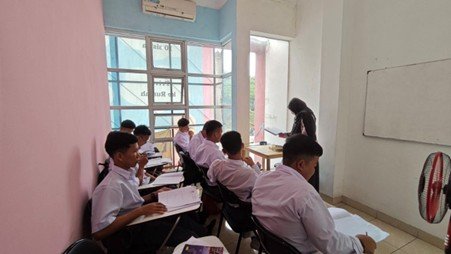 Semangat Masuk Perguruan Tinggi Impian! Inilah Suasana Bimbingan Belajar Bahasa Inggris Santri Kelas XI di Ganesha Tama