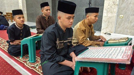 Santri Pesantren Al Hilal 1 Cililin Laksanakan Halaqah Tahfidz, Tahsin, dan Binnadhor Maghrib