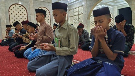 Malam Jumat Terakhir di Bulan Sya'ban! Suasana Khidmat Yasinan dan Doa Bersama Santri Pesantren Al Hilal