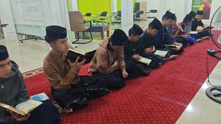 Santri Kelas X Pesantren Al Hilal 2 Panyileukan Laksanakan Murojaah Hafalan Al-Quran Pasca Sahur Shaum Sunnah