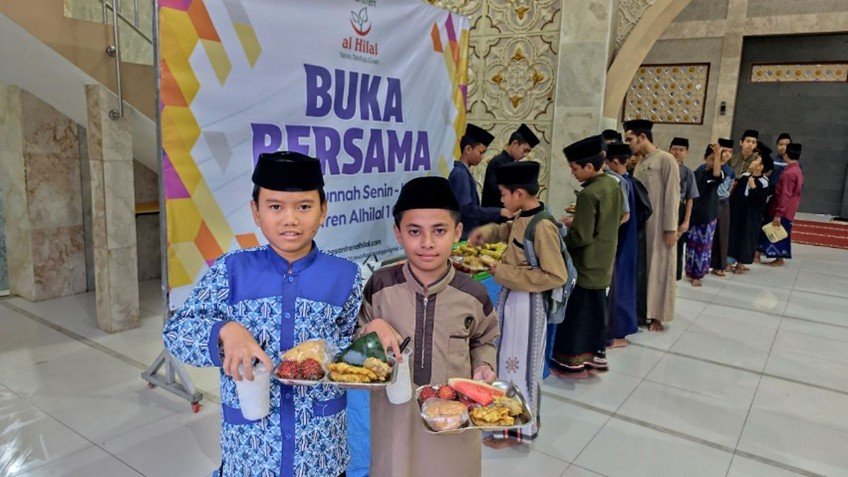 Terima Kasih Para Orang Baik! Hidangan Buka Puasa Sunnah Senin Kembali Dinikmati Santri Yatim Penghafal Quran Pesantren Al Hilal 