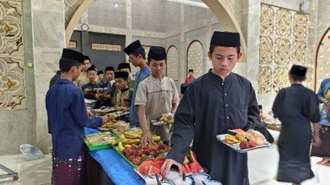 Hidangan Buka Puasa Sunnah Santri Yatim Pesantren Al Hilal