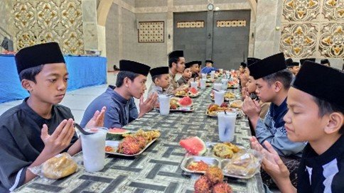 Hidangan Buka Puasa Sunnah Santri Yatim Pesantren Al Hilal