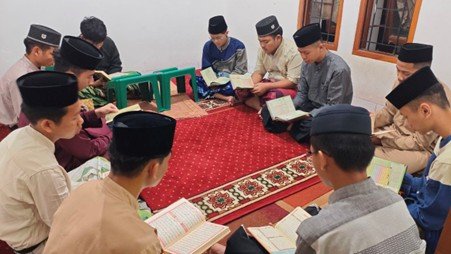 Pagi yang Penuh Berkah, Santri SMA Pesantren Al Hilal Awali Hari dengan Rutinitas Ibadah dan Belajar