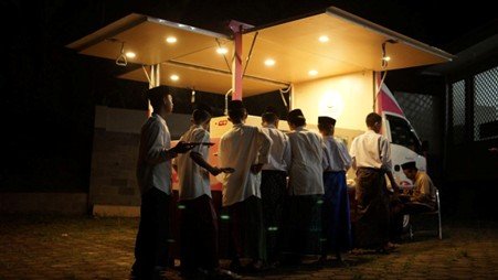 Bersama Foodtruck Dapur Berkah! Santri Pesantren Al Hilal 1 Cililin Nikmati Hidangan Istimewa Buka Puasa Ramadhan