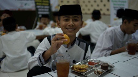 Bersama Foodtruck Dapur Berkah! Santri Pesantren Al Hilal 1 Cililin Nikmati Hidangan Istimewa Buka Puasa Ramadhan