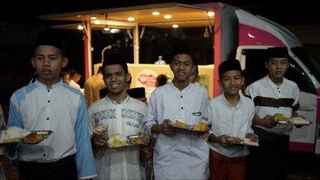 Bersama Foodtruck Dapur Berkah! Santri Pesantren Al Hilal 1 Cililin Nikmati Hidangan Istimewa Buka Puasa Ramadhan