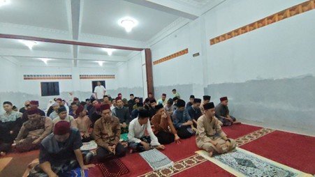 Santri SMA Pesantren Al Hilal Istiqomah Tunaikan Shalat Tarawih Dilanjut dengan Tadarus Malam