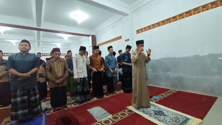 Santri SMA Pesantren Al Hilal Istiqomah Tunaikan Shalat Tarawih Dilanjut dengan Tadarus Malam