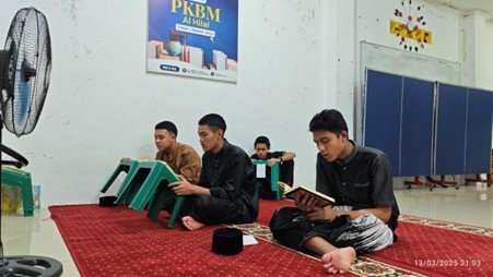 Santri SMA Pesantren Al Hilal Istiqomah Tunaikan Shalat Tarawih Dilanjut dengan Tadarus Malam