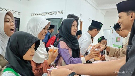 Betapa Bahagianya Belajar di Pesantren Ramadhan 1446 H, Tak Hanya Dapat Ilmu Ternyata Juga Dapat Takjil Gratis, Lho!