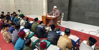 Subuh Mengaji! Kajian Tafsir Quran Pesantren Al Hilal 1 Cililin Dibimbing Oleh Ustadz Ferry Anggara Lubis