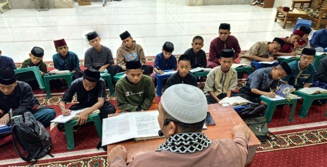 Subuh Mengaji! Kajian Tafsir Quran Pesantren Al Hilal 1 Cililin Dibimbing Oleh Ustadz Ferry Anggara Lubis