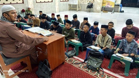 Subuh Mengaji! Kajian Tafsir Quran Pesantren Al Hilal 1 Cililin Dibimbing Oleh Ustadz Ferry Anggara Lubis