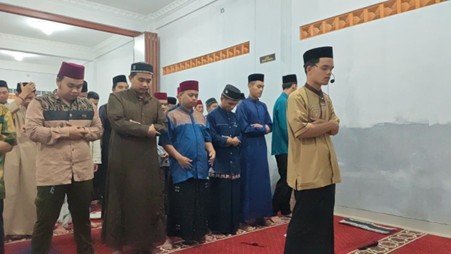 Istiqomah Beribadah, Santri Kelas X dan XI Tunaikan Shalat Isya dan Tarawih Berjamaah di Masjid Pesantren Yatim Al Hilal Cibiru