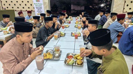 Penuh Syukur Buka Puasa Bersama di Pondok Pesantren Al Hilal