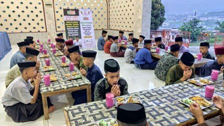 Suasana Hangat Buka Puasa Hari Pertama Ramadhan 1446 H di Pondok Pesantren Al Hilal