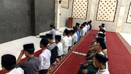 Diimami oleh Santri Yatim Penghafal Quran Inilah Suasana Tarawih di Masjid Marwah Pesantren Al Hilal Cililin