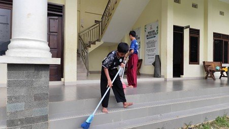 Keseruan Santri Pesantren Al Hilal 1 Cilillin dalam Kegiatan Piket Lingkungan di Sore Hari